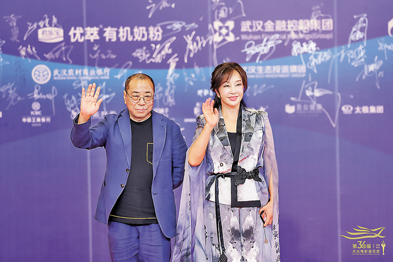 ◆劉曉慶（右）和尹力登上紅毯，見證百花獎60周年。主辦方供圖