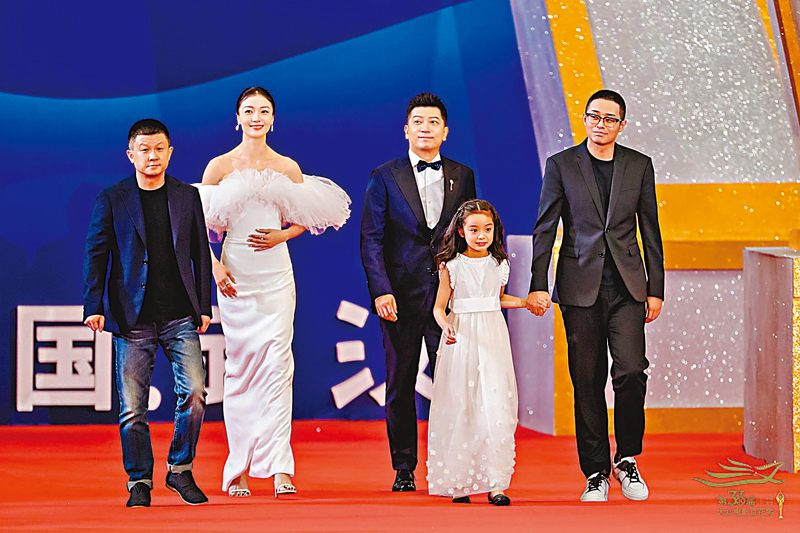 ◆ 導演文牧野（右一）率「奇迹小隊」亮相。 主辦方供圖