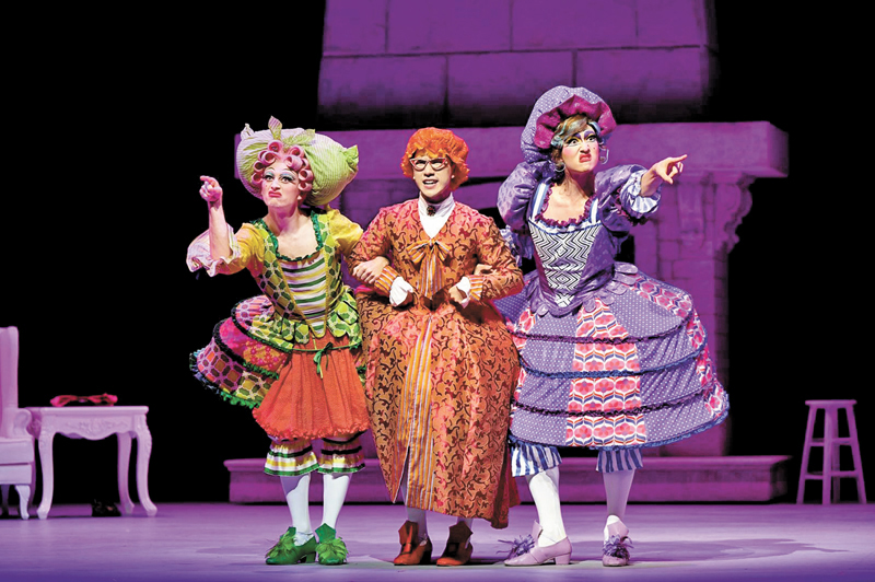 ◆《仙履奇緣》 中的繼母和繼姐是搞笑擔當。攝影：Conrad Dy-Liacco  相片由香港芭蕾舞團提供