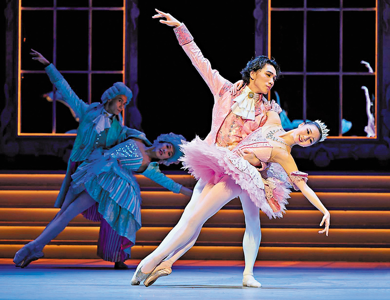 ◆夏俊（左）與金恩實在《仙履奇緣》中飾演王子和Cinderella。攝影：Conrad Dy-Liacco  相片由香港芭蕾舞團提供