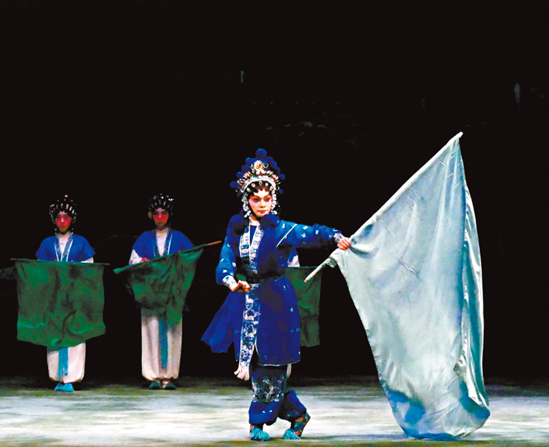 ◆梁心怡演小青舞大旗。