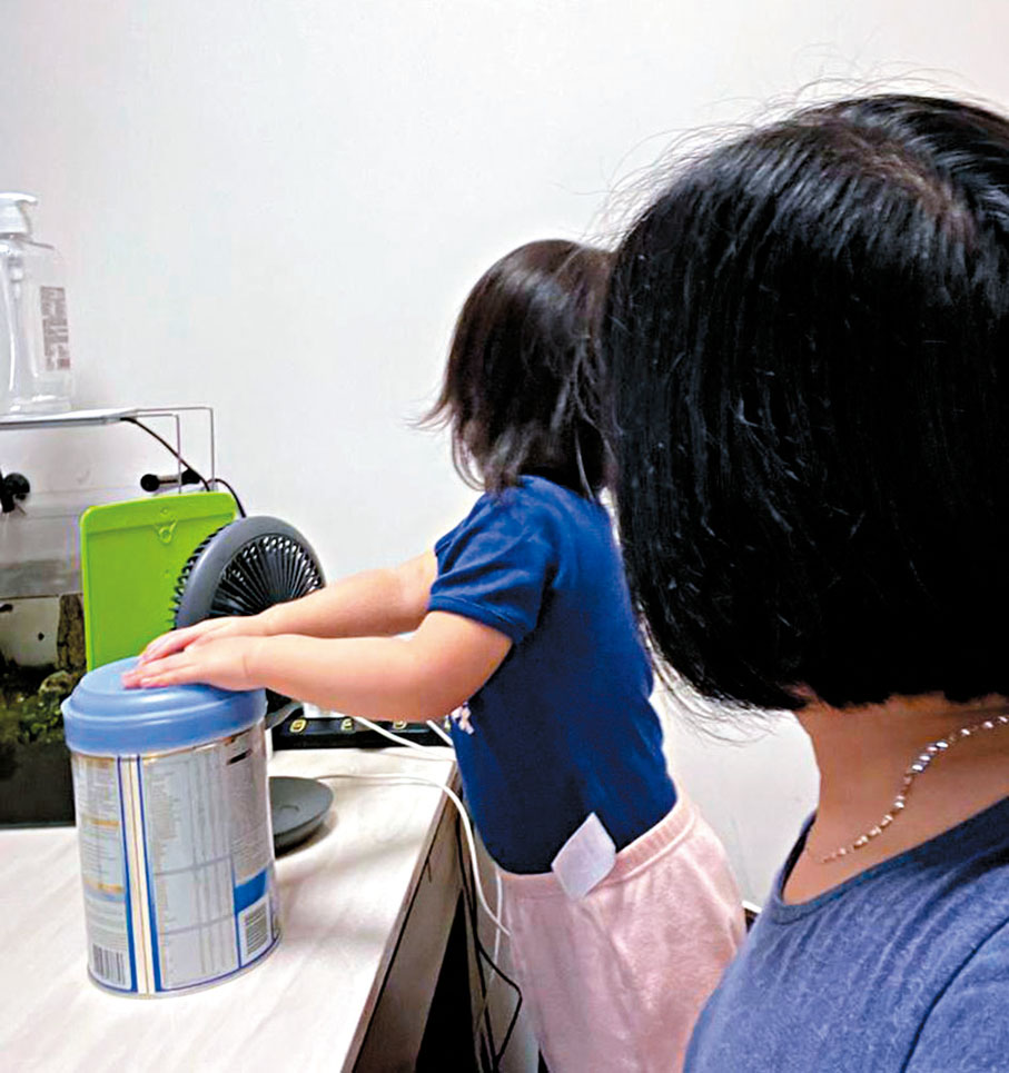 ◆基層家庭黎太把早前政府發放的消費券用來買奶粉給快2歲大的女兒。