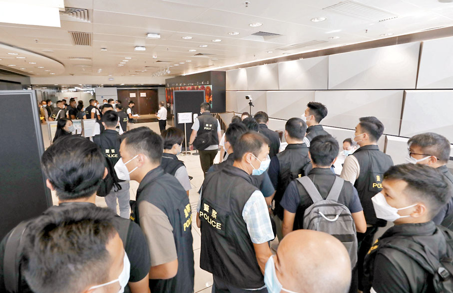 ◆西九龍刑事部探員及化驗師再到紅館MIRROR演唱會場館調查及搜證。香港文匯報記者  攝