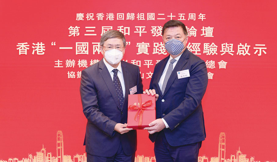 ◆卓永興（左）頒發聘書，由陳亨利代表接受。