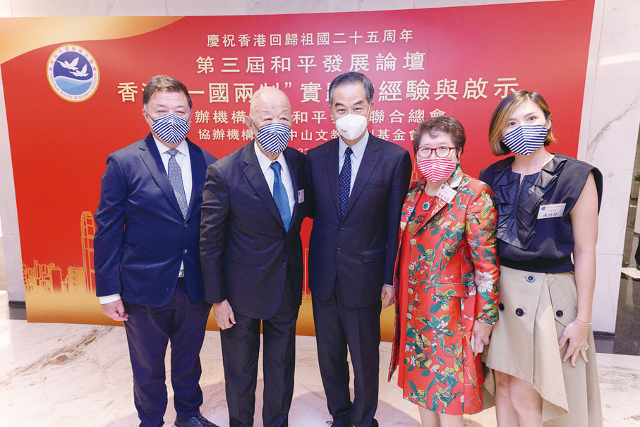 ◆梁振英（中）與陳守仁（左二）、陳趙滿菊（右二）、陳亨利（左一）等合照。