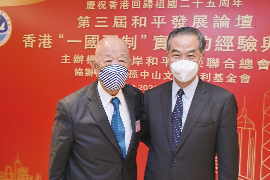 ◆梁振英（右）與陳守仁現場合照。