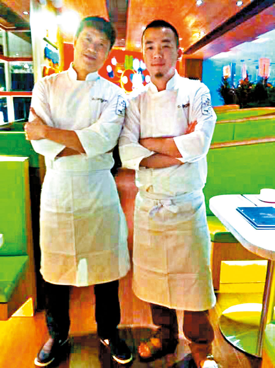◆商常青（左）曾在不同京菜館打工多年，積累經驗。受訪者供圖