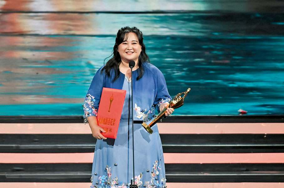 ◆ 優秀影片獎《你好，李煥英》導演賈玲發表感言。  新華社