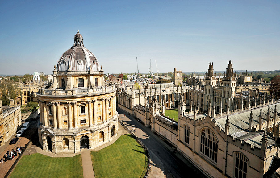 ◆近年不少港人計劃海外求學、退休，或移居他國，因此吸引不少投資者注意外幣市場。圖為英國牛津大學博德利圖書館。 資料圖片