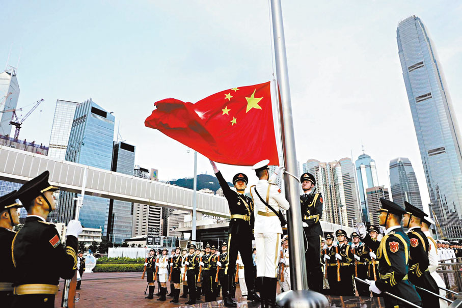 ◆8月1日，為慶祝建軍95周年，中國人民解放軍駐港部隊在中區軍用碼頭舉行升國旗儀式。