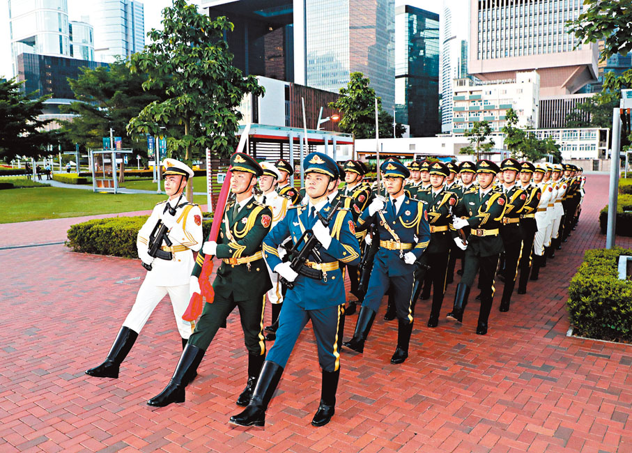 ◆駐港部隊三軍儀仗隊從中環軍營昂首闊步護旗而出，邁着鏗鏘的步伐走向中區軍用碼頭。