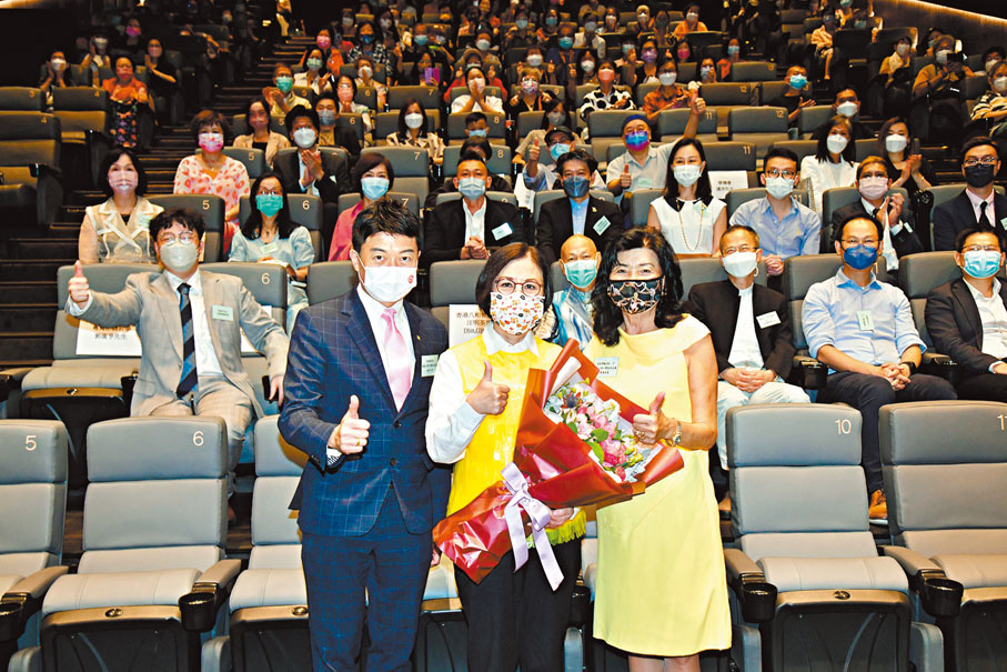 ◆ 趙曾學韞與何緯豐向汪明荃（中）送上鮮花。