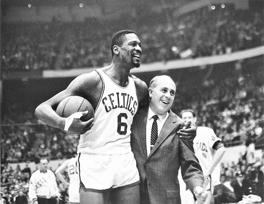 ◆在効力塞爾特人的13年間，比爾羅素(左)領軍贏得11次冠軍。  美聯社