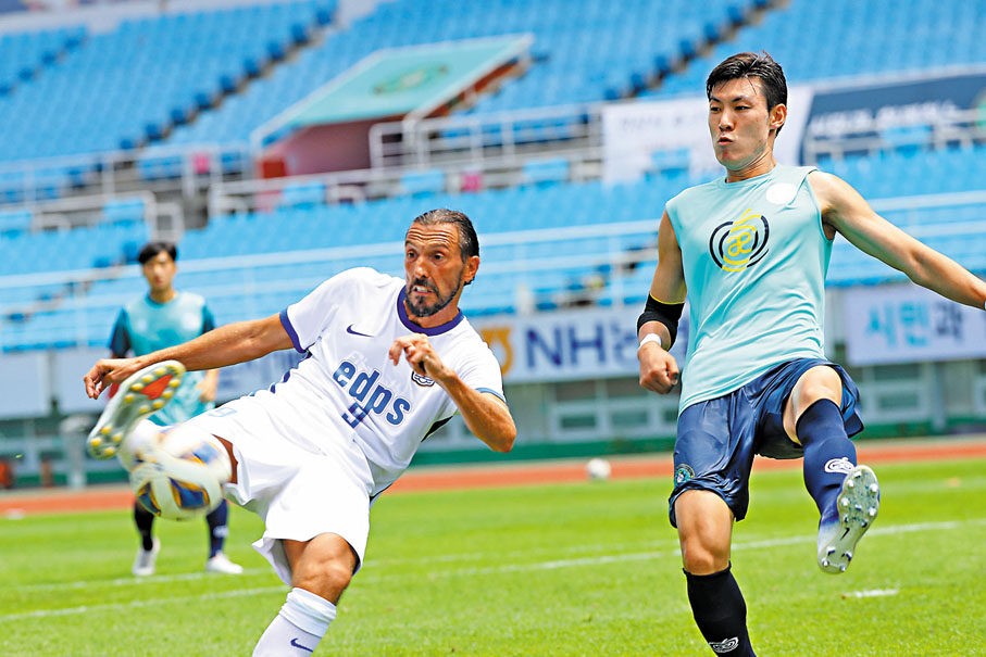 ◆剛滿41歲的丹恩奴域（左）依然是傑志取分之匙。球會圖片