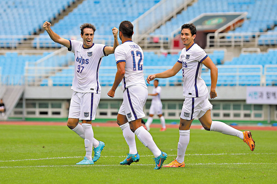 ◆港腳杜馬思（中）為球隊頂成3：1。 球會圖片