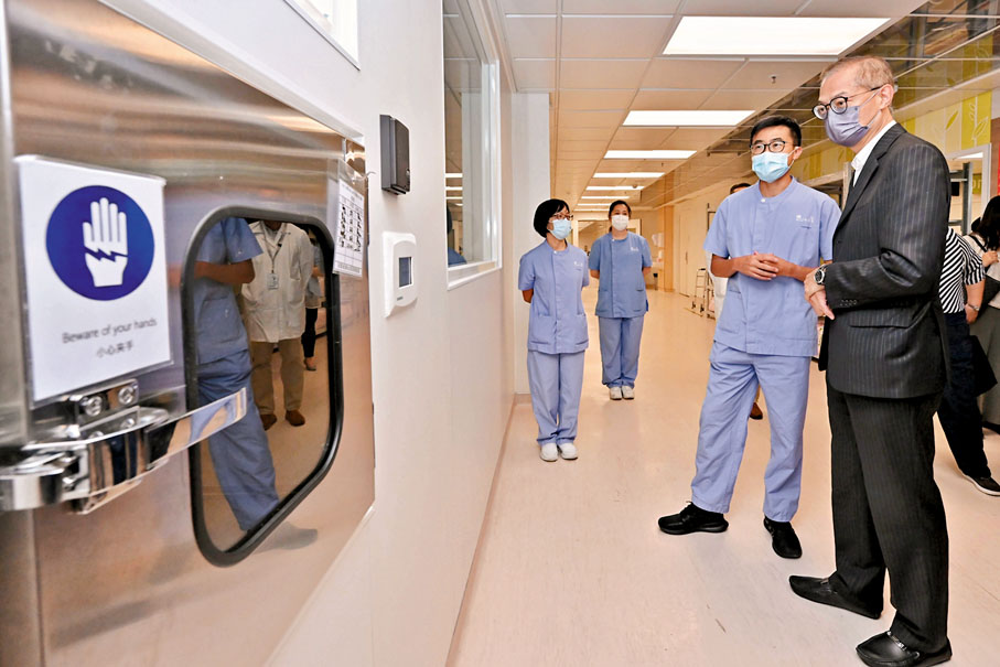 ◆ 盧寵茂早前視察北大嶼山醫院香港感染控制中心，了解對新冠肺炎病人的治療護理工作。 資料圖片