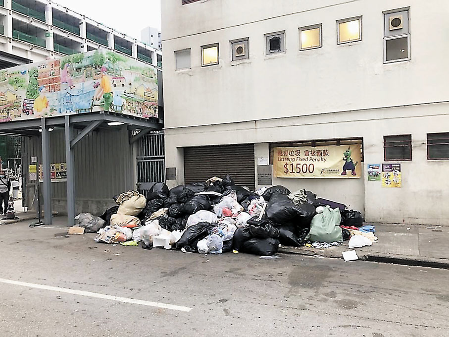 ◆油麻地街市街垃圾站外,民建聯揭發該處堆積垃圾無人清理 。 民建聯供圖