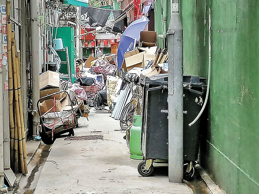 ◆深水埗長沙灣道一條後巷,不時有垃圾雜物囤積。民建聯供圖