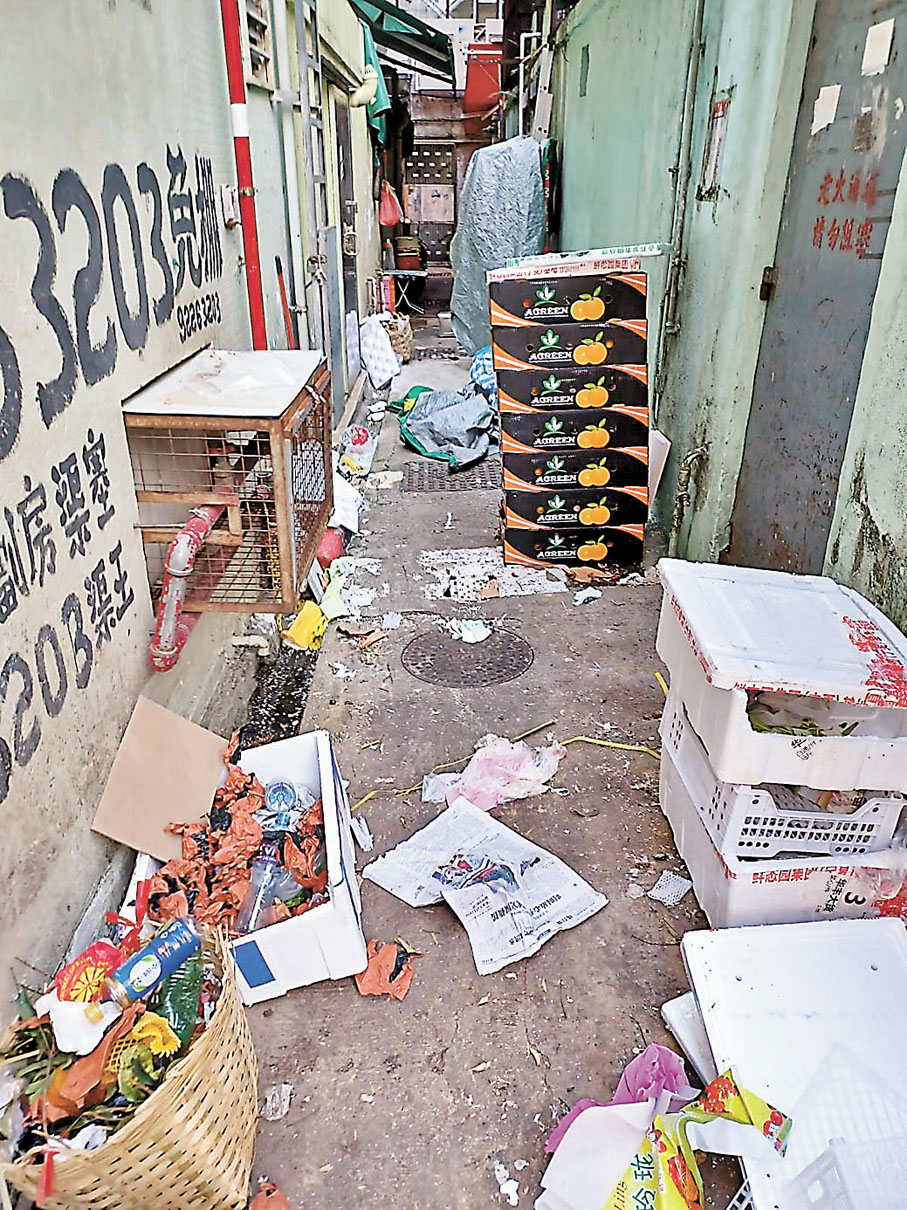 ◆香港仔大道一條後巷,發現有大堆紙箱雜物堆積,影響衞生。民建聯供圖