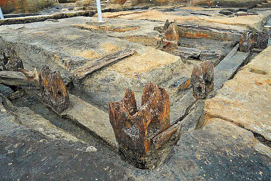 ◆雞叫城遺址巨大的木結構房屋基礎。