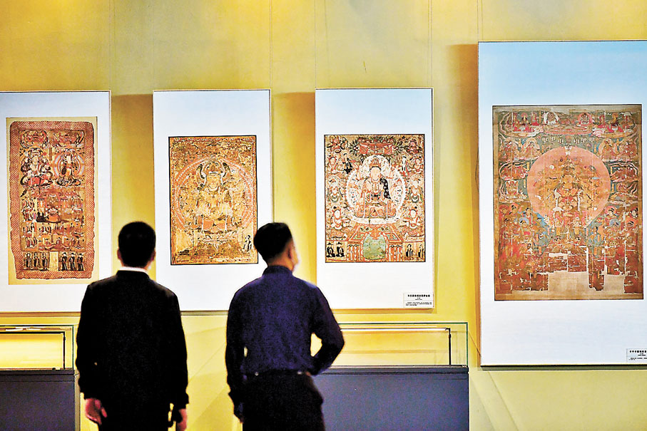 ◆ 敦煌的不少文物散失到國外。圖為民眾觀賞敦煌流散海外精品文物複製展。 資料圖片