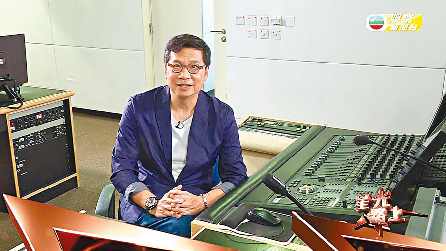 ◆ 鄭子誠在錄音室接受訪問，特別有感覺。