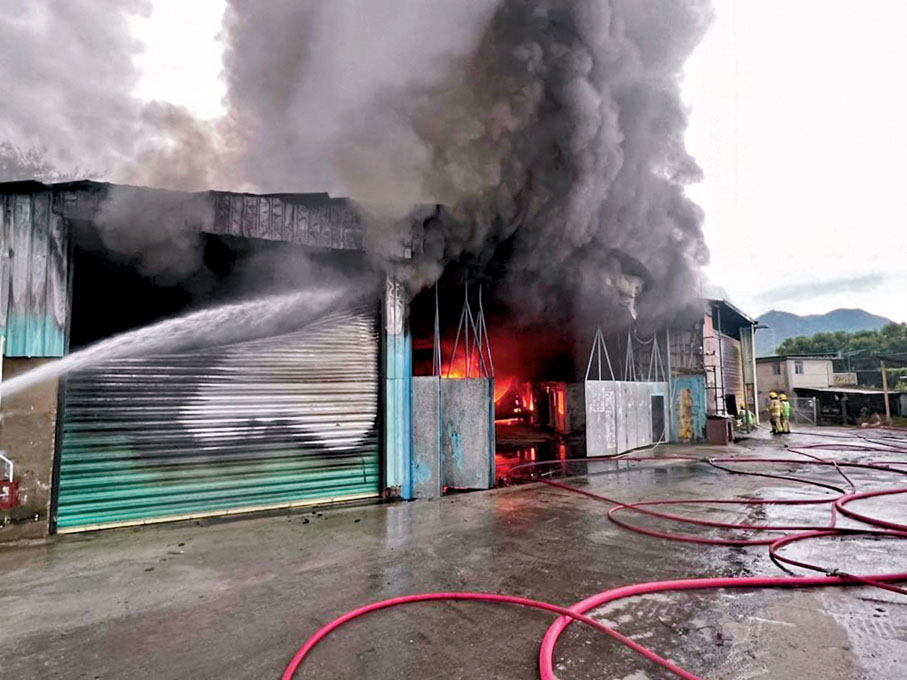 ◆三級火警中，消防員開動4喉從不同位置進行灌救。 消防處圖片
