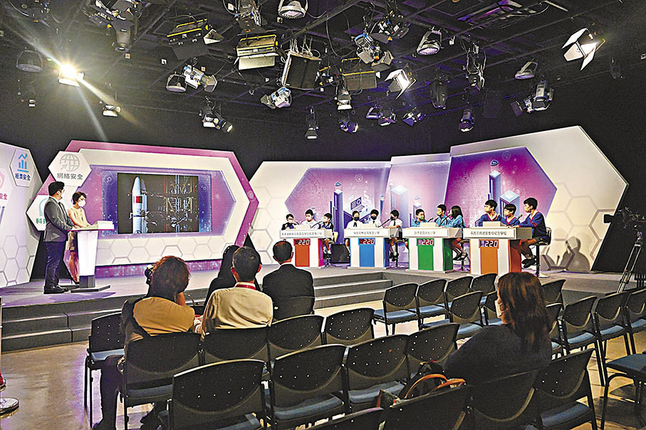 ◆「國家安全教育通通識校際挑戰賽」總決賽昨日舉行。圖為小學組總決賽戰況。