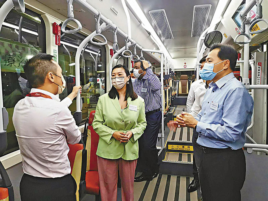 ◆ 林琳與香港回教信託基金總會代表參觀九巴車廠。