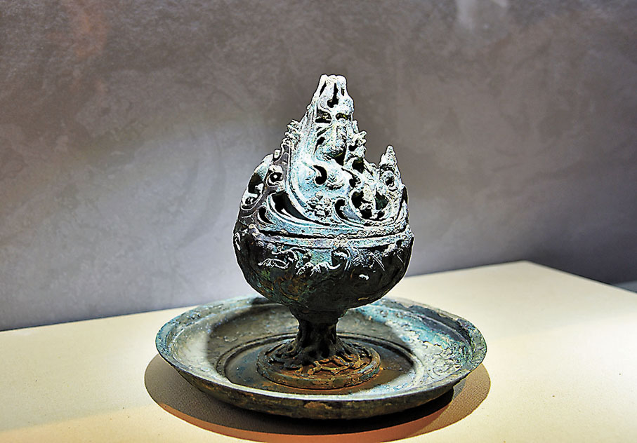 ◆「青銅博山爐」通體鏤雕雲氣紋、人物紋和動物紋，使用時仙氣裊裊。