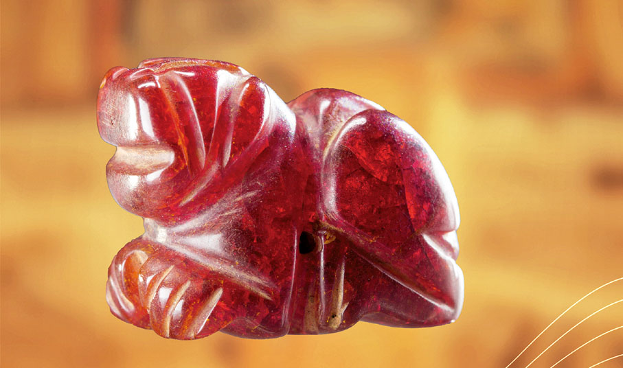 ◆「琥珀辟邪形珠」古拙的外貌之下有着狂放的氣勢。