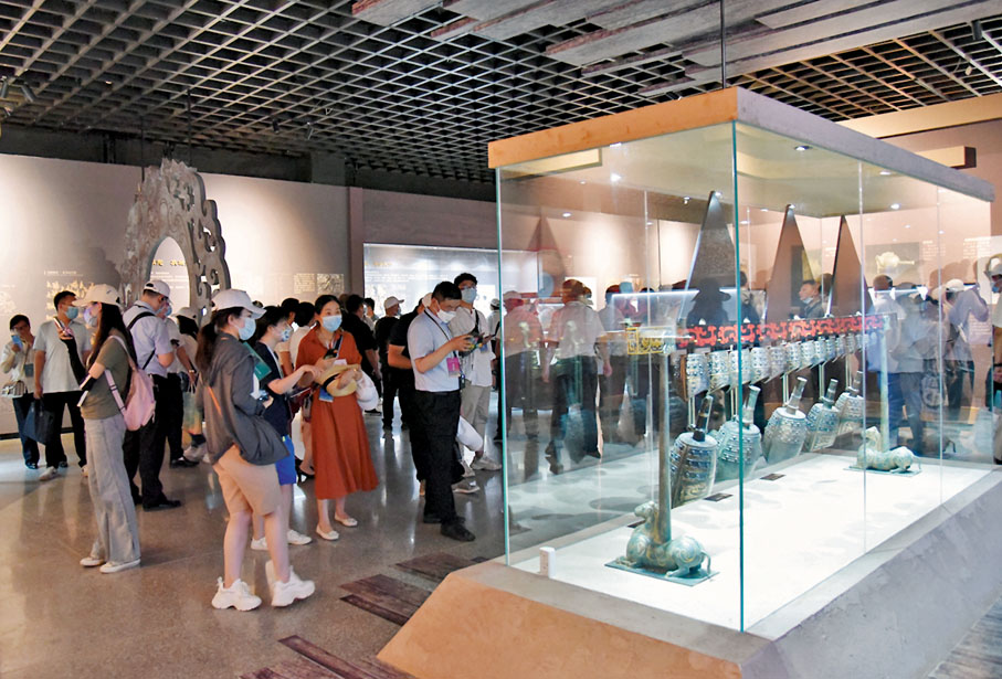 ◆參觀展覽者絡繹不絕。