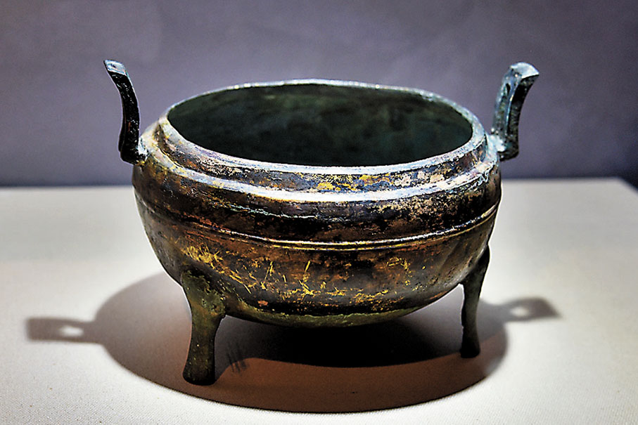◆劉賀墓出土銅鼎。