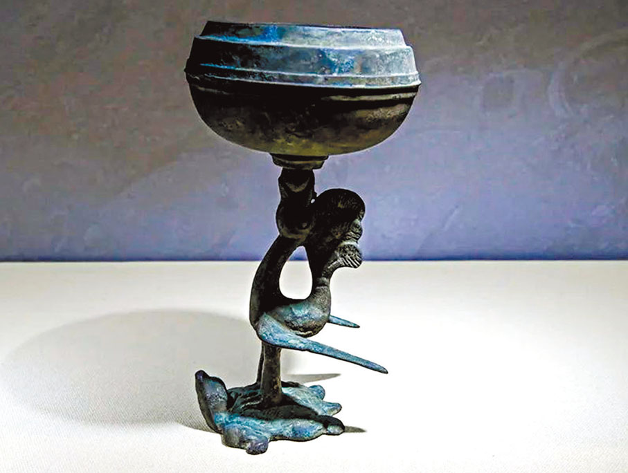 ◆「神龜載鶴形座青銅爐」寄予了漢代人們對於長壽福祿的追求。