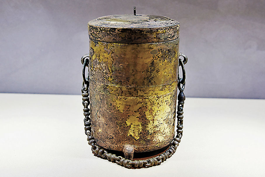 ◆漢代保溫的食器「鎏金提梁帶蓋青銅鋞」。