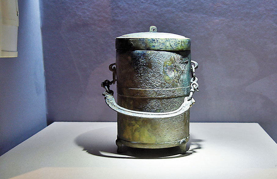 ◆「提梁帶蓋青銅鋞」出土時內盛雞骨和湯羹。