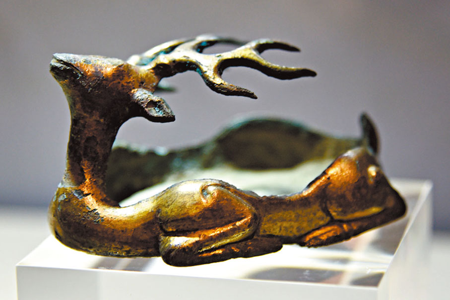 ◆漢代人們「席地分餐」時壓席子的「鹿鎮」。