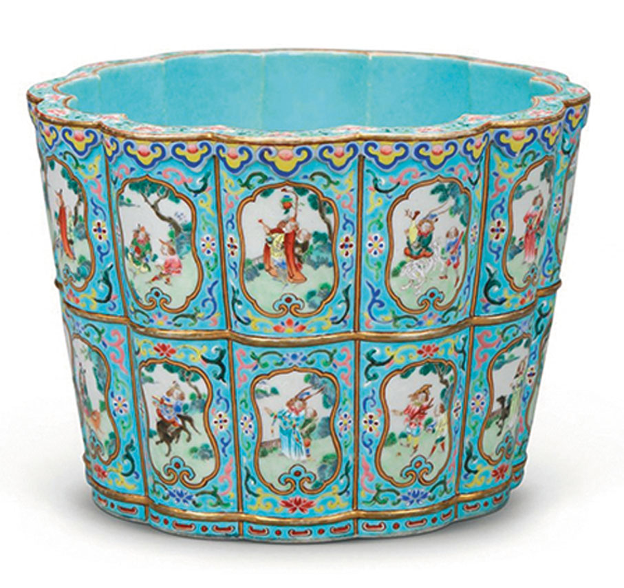 ◆清嘉慶孔雀藍地粉彩職貢圖花棱盆