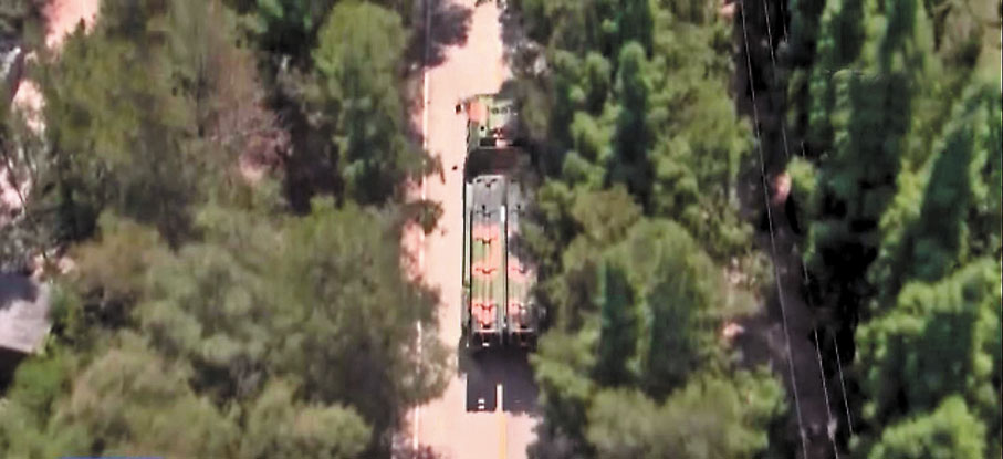 ◆軍車向發射陣地機動。 視頻截圖
