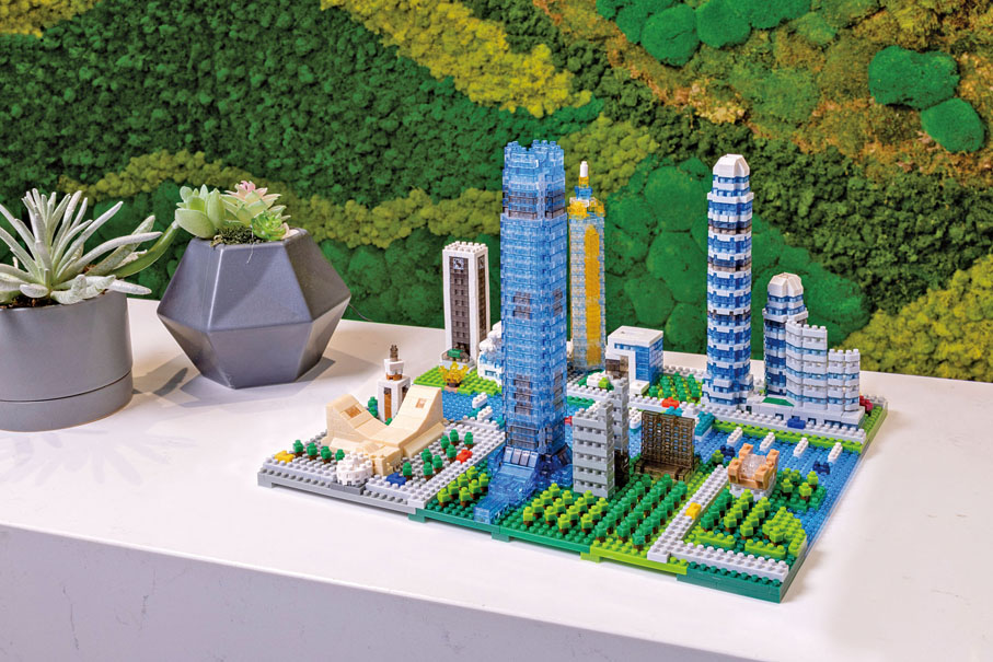 ◆ 「sky100 x nanoblock香港天際線模型」由2,190粒配件組成，以迷你積木砌出香港維多利亞港兩岸的多幢地標式建築物，包括三幢由新地發展、全港最高的建築物：環球貿易廣場、國際金融中心二期及中環廣場。其他著名地標包括：新地總部—新鴻基中心、政府總部、香港會議展覽中心、尖沙咀鐘樓、香港文化中心、香港太空館等。