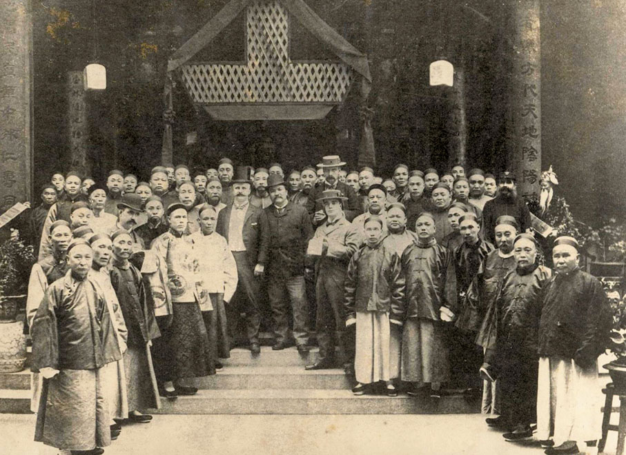 ◆ 1900年，東華新院暨保良局開幕，何啟與其他官紳合照。 資料圖片