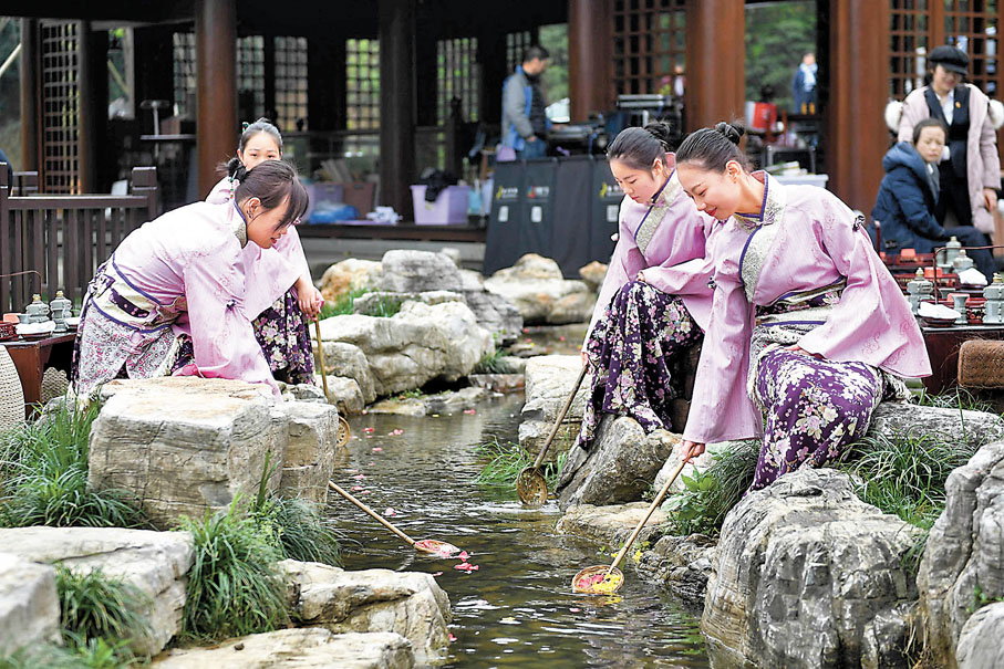 ◆「曲水流觴」是古代的習俗，人們在水流上游把酒杯放在托盤上，順流而下，漂到誰面前，誰就得一飲而盡。 資料圖片