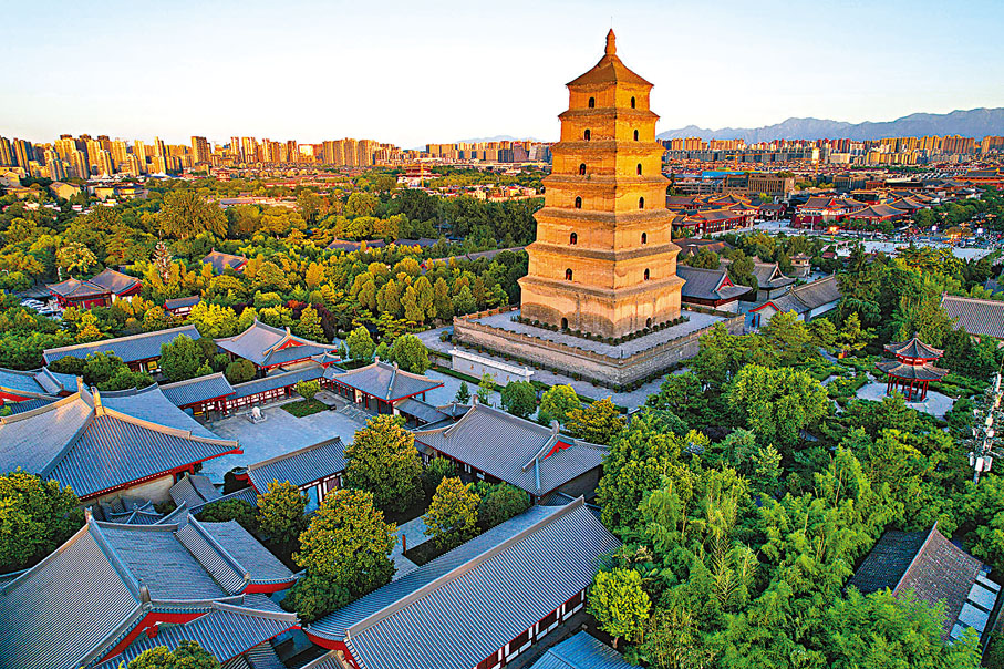 ◆日落時分的西安大雁塔景區。