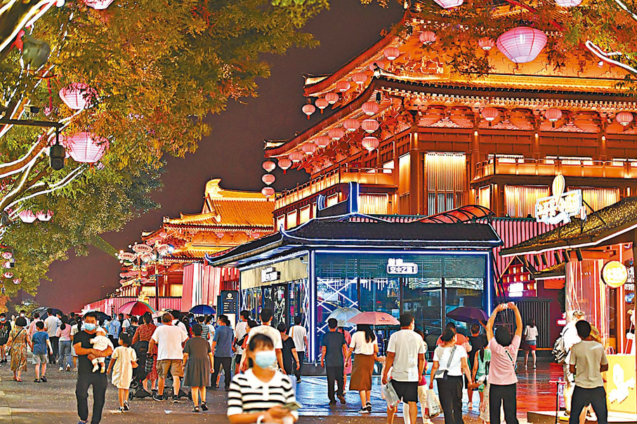 ◆遊客在大唐不夜城遊覽。