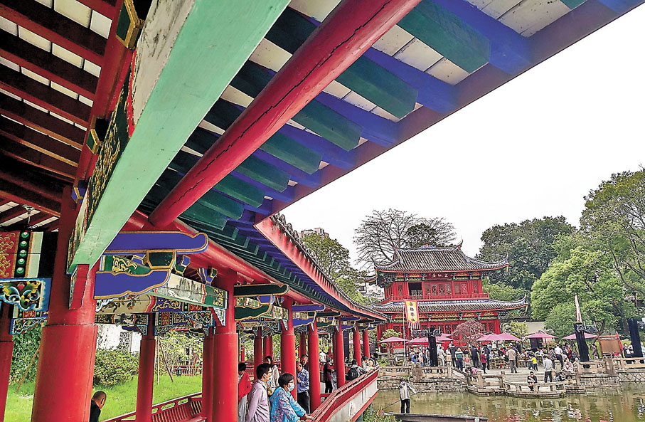 ◆市民和遊客在南公園遊玩。