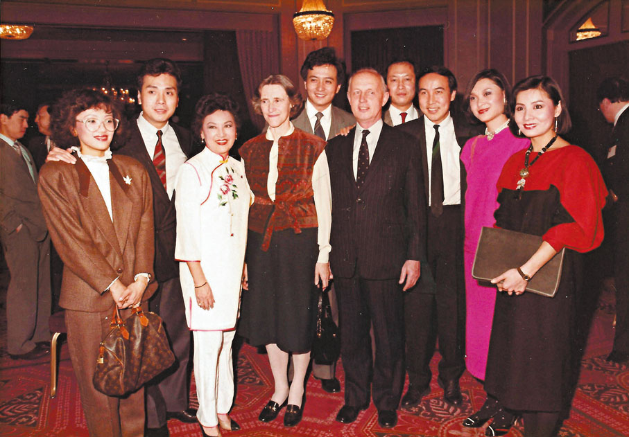 ◆1985年,伍衛國(左二)和一班演員到紐約百老匯碧宮劇院演出舞台劇《閨房樂》,與酒會嘉賓時任港督尤德和夫人(前排左五和左四)拍照留念。