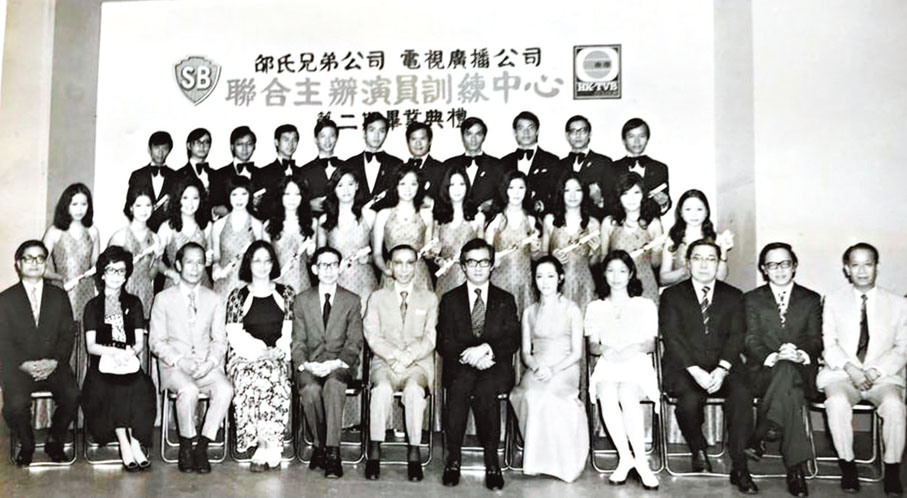 ◆認得哪個是伍衛國嗎?後排左六的男子是也。