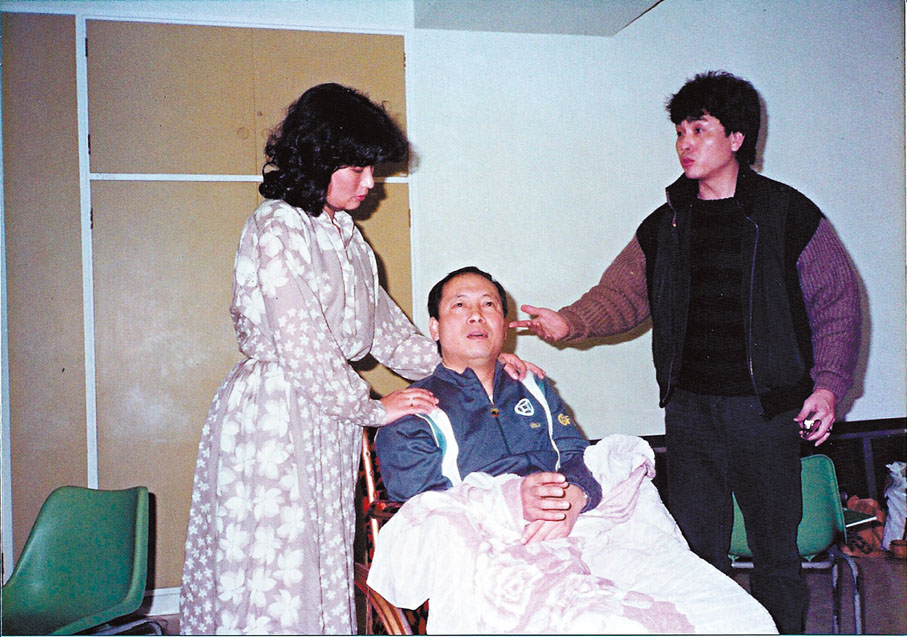 ◆伍衛國與(左起)黃淑儀和岳華在上世紀八十年代排演舞台劇《吾妻正斗》。