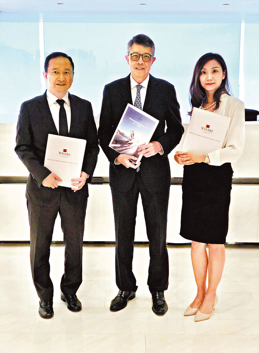 ◆ 吳天海（中）稱，由於本地消費能力有限，故更需要旅客消費力帶動業務。