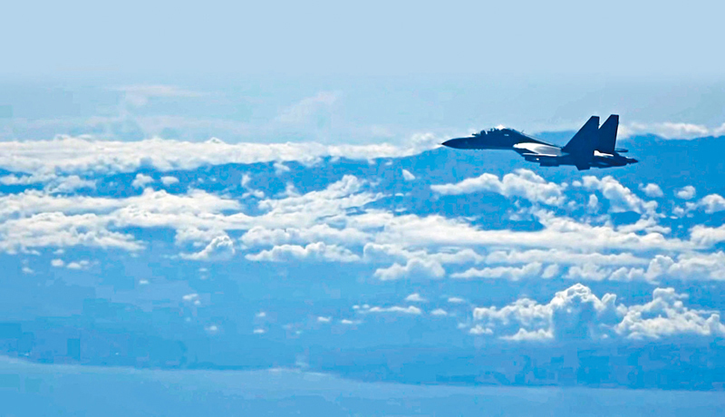 ◆ 解放軍戰機在執行抵近懾壓任務。 視頻截圖